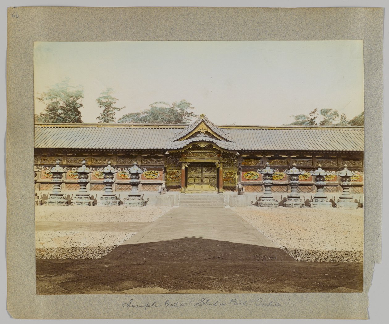 Temple Gate, Shiba Park, Tokio, Japonsko (ručně kolorovaná černobílá fotografie) od Japanese Photographer