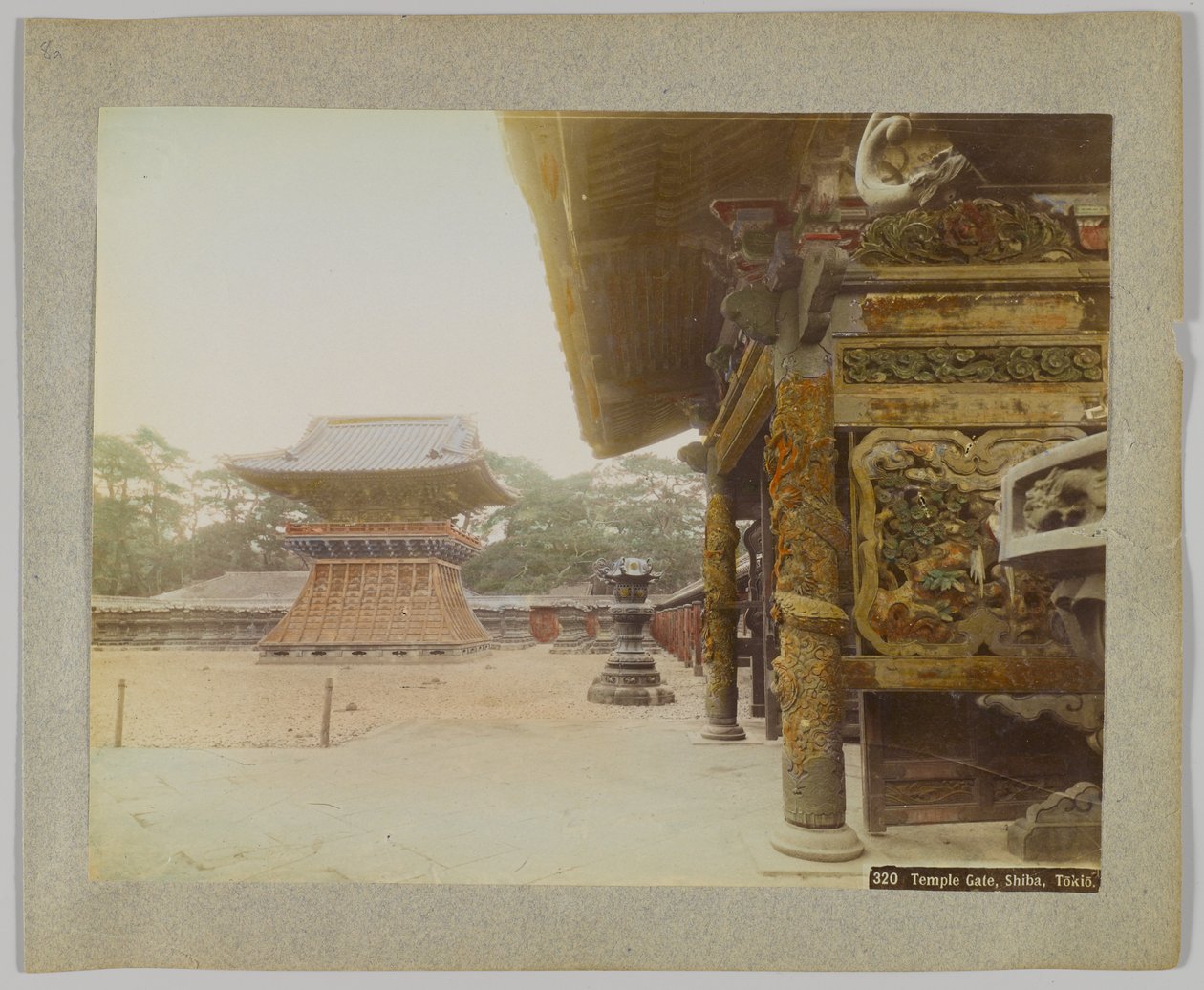 Temple Gate, Shiba Park, Tokio, Japonsko (ručně kolorovaná černobílá fotografie) od Japanese Photographer