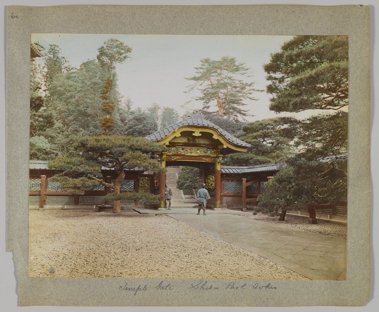 Temple Gate, Shiba Park, Tokio, Japonsko (ručně kolorovaná černobílá fotografie) od Japanese Photographer