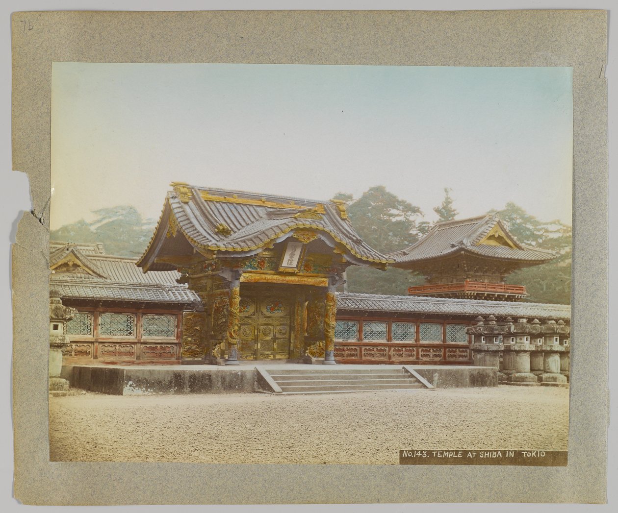 Chrám v parku Shiba, Tokio, Japonsko (ručně kolorovaná černobílá fotografie) od Japanese Photographer