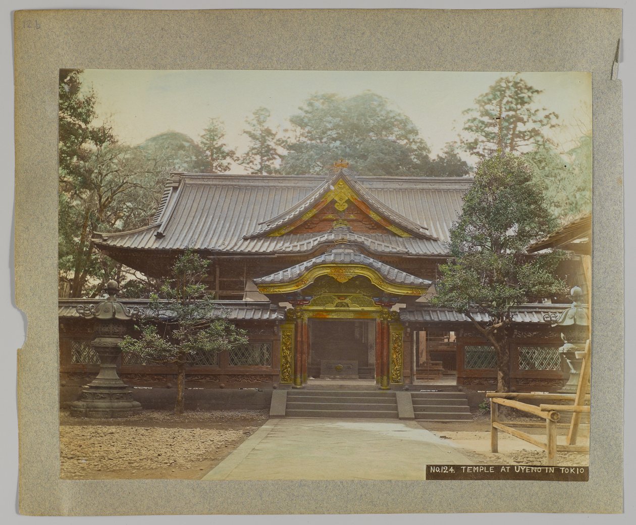 Chrám v Uyeno, Tokio, Japonsko (ručně kolorovaná černobílá fotografie) od Japanese Photographer