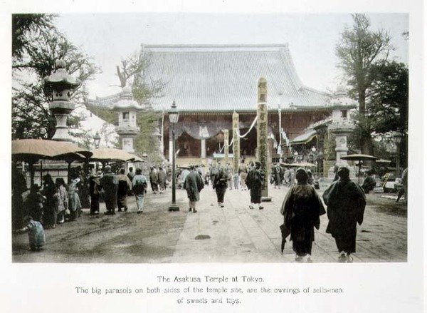 Chrám Asakusa v Tokiu, kolem roku 1880 (ručně barevný tisk na kartonu) od Japanese Photographer