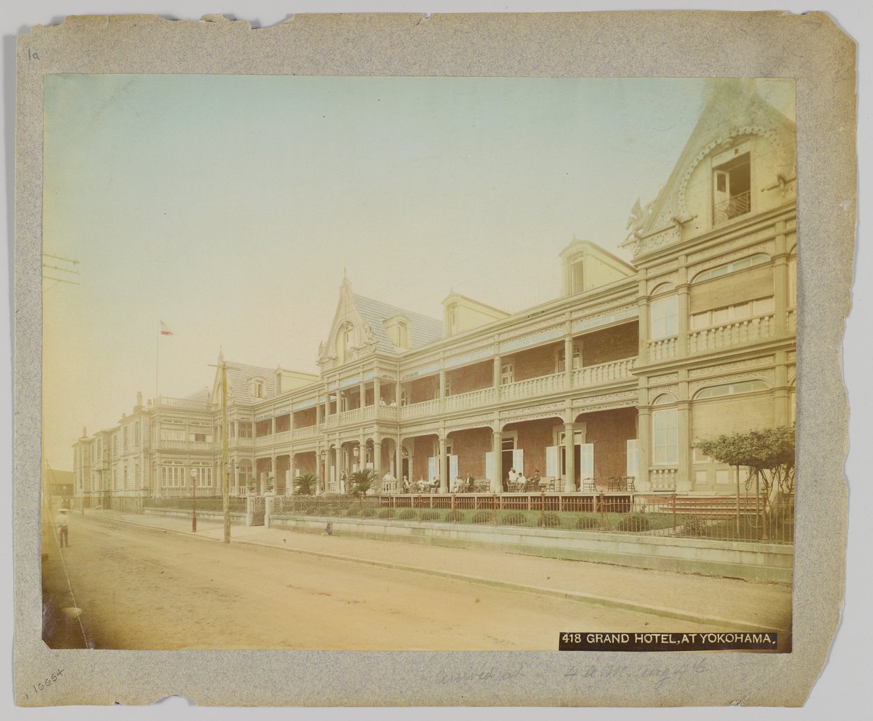 Grand Hotel v Jokohamě, Japonsko (ručně kolorovaná černobílá fotografie) od Japanese Photographer