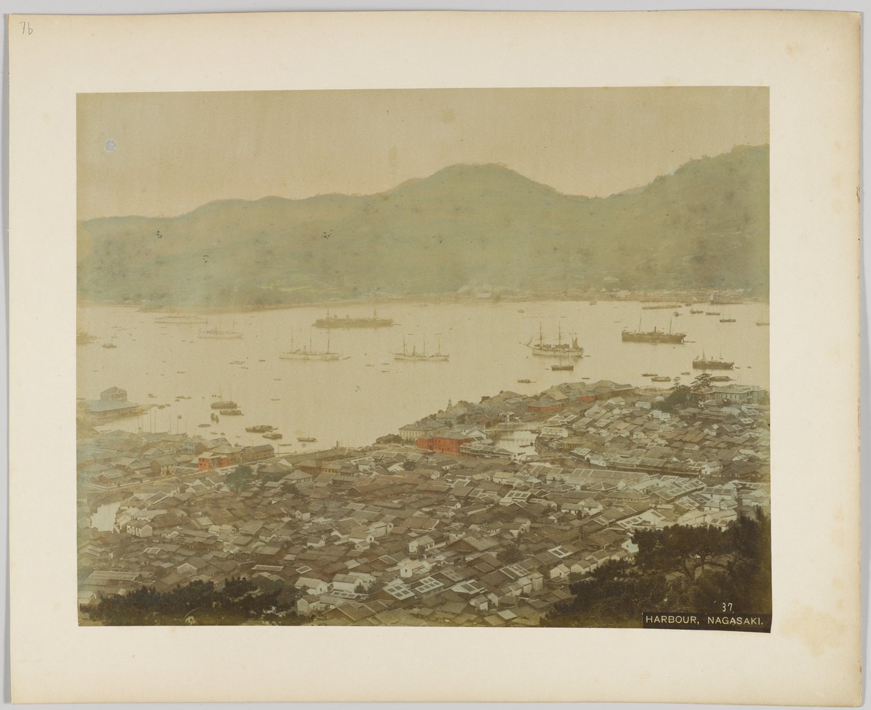 Přístav v Nagasaki, Japonsko (ručně kolorovaná černobílá fotografie) od Japanese Photographer
