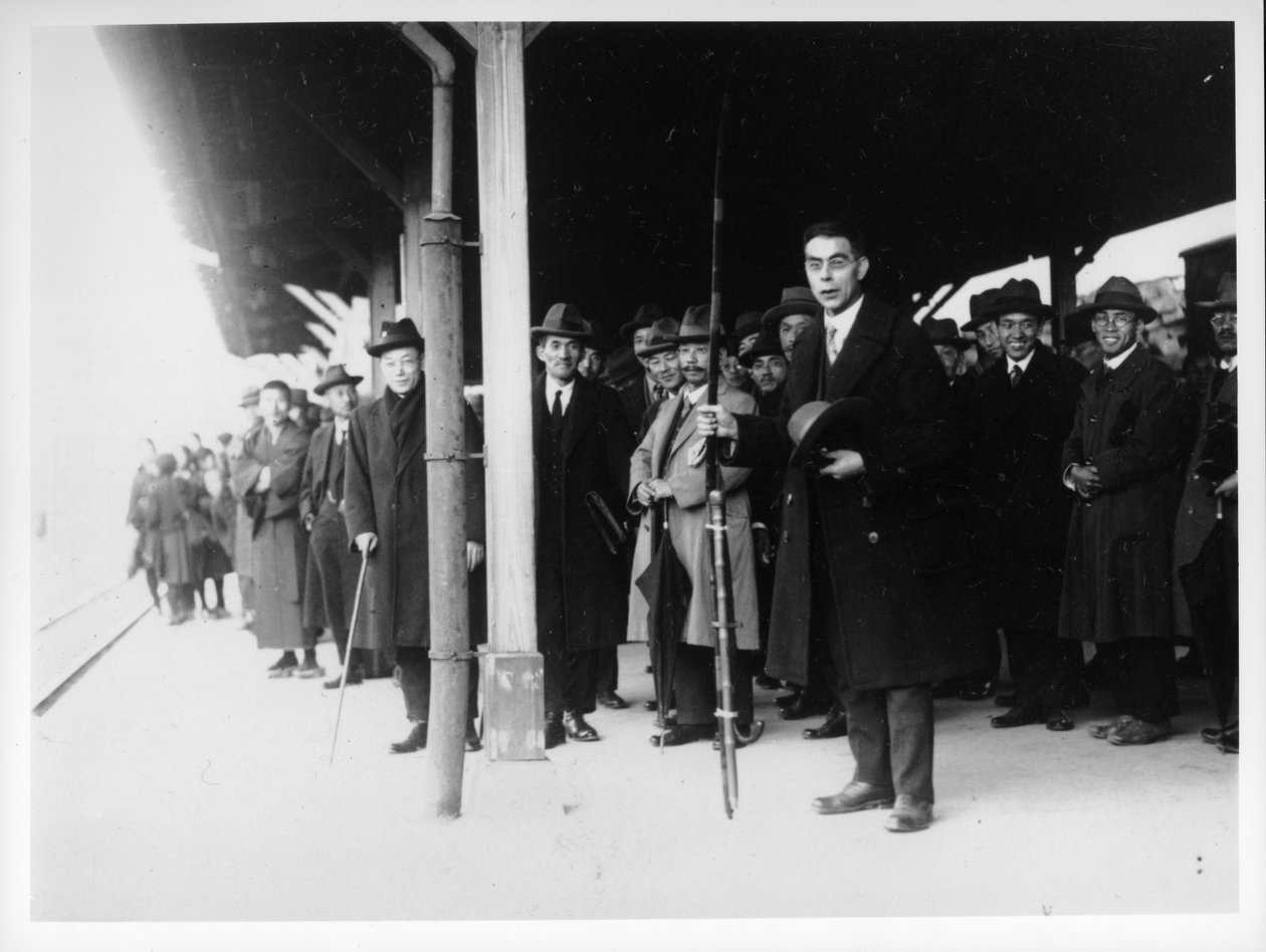 Rev. Richards držící luk, opouštějící stanici Yamaguchi v roce 1927 od Japanese Photographer