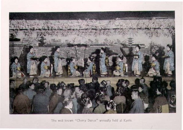 Známý „třešňový tanec“, který se každoročně koná v Kjótu kolem roku 1880 (ručně barevný tisk na kartonu) od Japanese Photographer