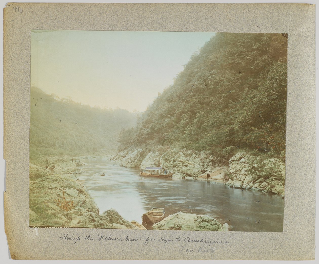 Přes Katsura-Gawa, z Hozu do Arashiyama, poblíž Kjóta, Japonsko (ručně kolorovaná černobílá fotografie) od Japanese Photographer