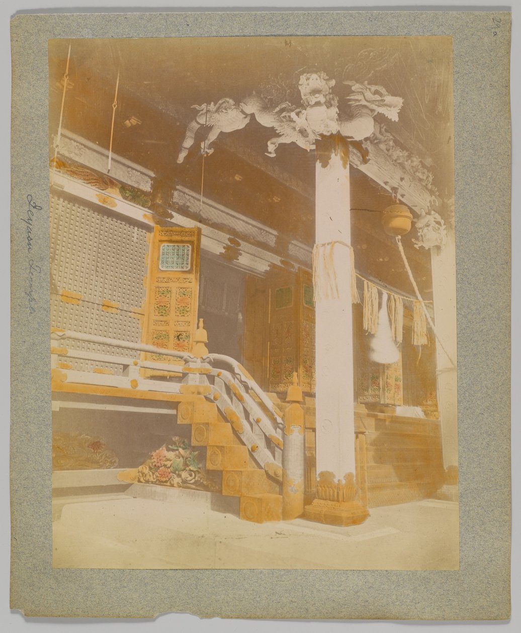 Tōshō-gū, Nikko, Japonsko (ručně kolorovaná černobílá fotografie) od Japanese Photographer