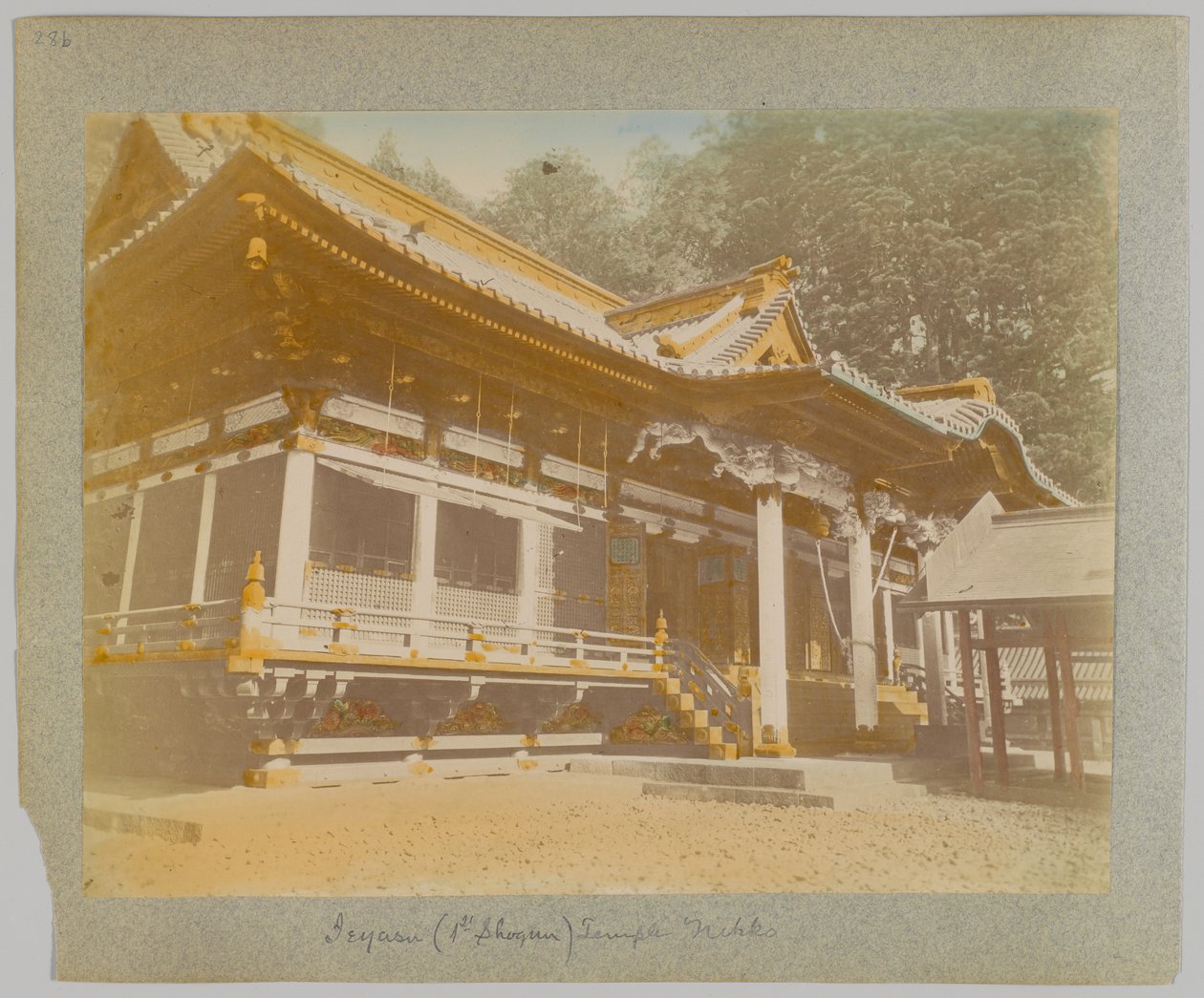 Tōshō-gū, Nikko, Japonsko (ručně kolorovaná černobílá fotografie) od Japanese Photographer