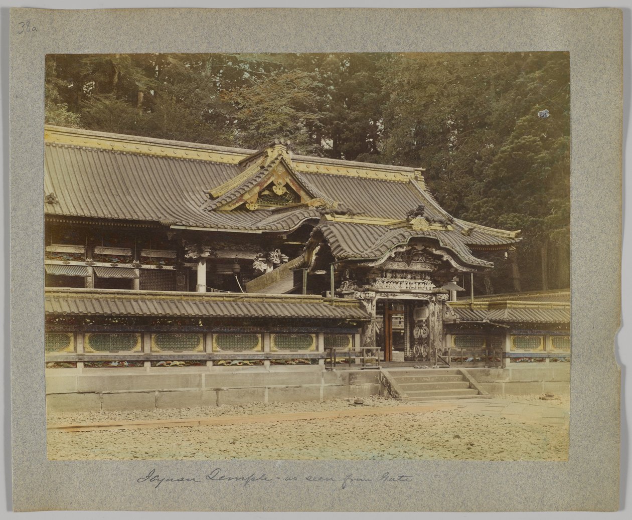 Tōshō-gū při pohledu z brány, Nikko, Japonsko (ručně kolorovaná černobílá fotografie) od Japanese Photographer