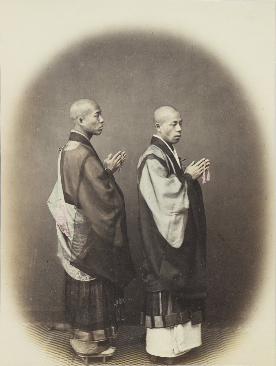 Dva Japonci v tradičním oděvu (ručně kolorovaná černobílá fotografie) od Japanese Photographer