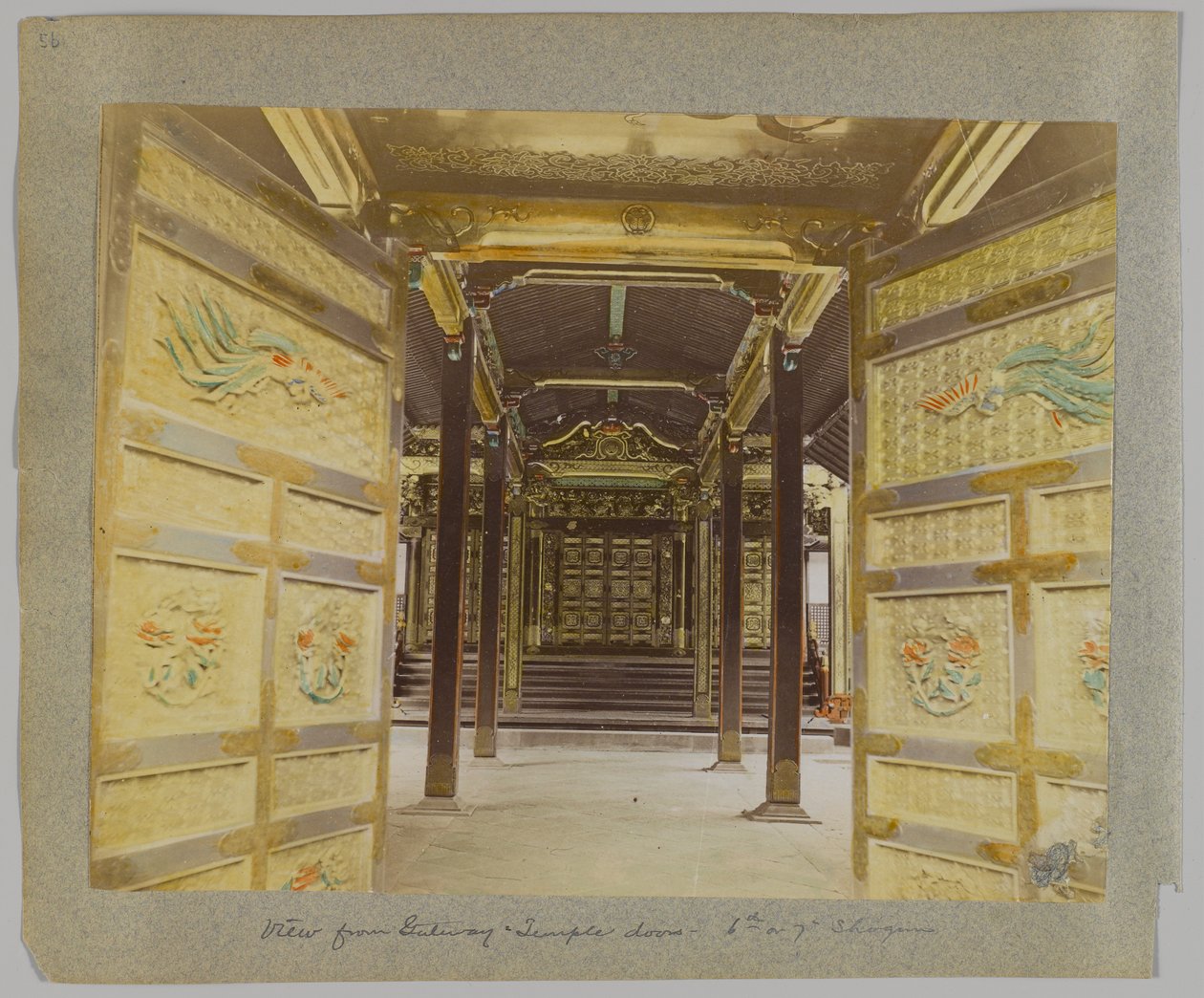 Pohled od brány ke dveřím, chrám 6. nebo 7. šóguna, park Shiba, Tokio, Japonsko (ručně kolorovaná černobílá fotografie) od Japanese Photographer