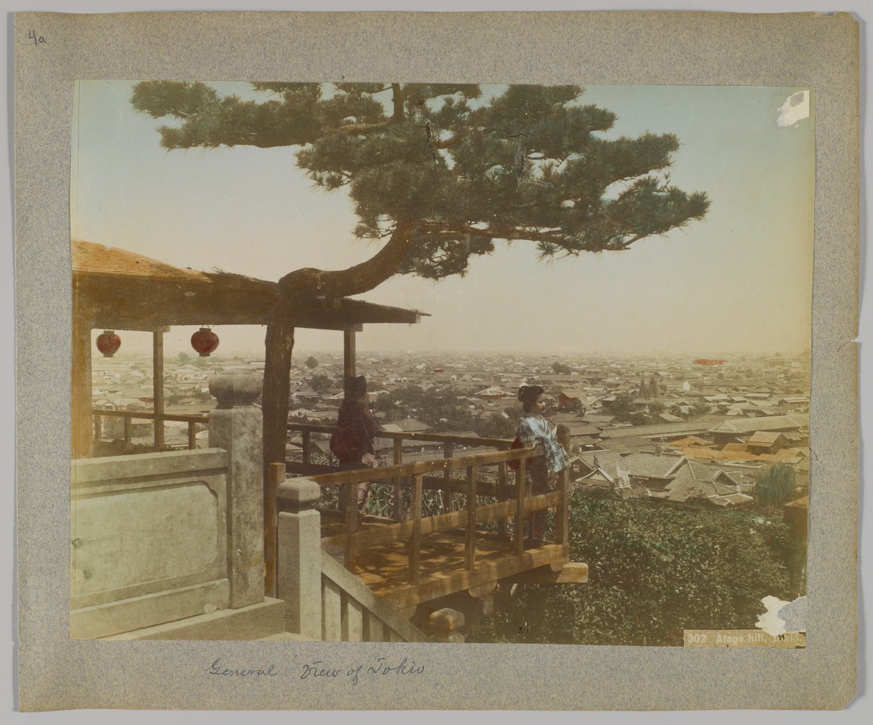 Pohled na Tokio z Atago Hill, Japonsko (ručně kolorovaná černobílá fotografie) od Japanese Photographer