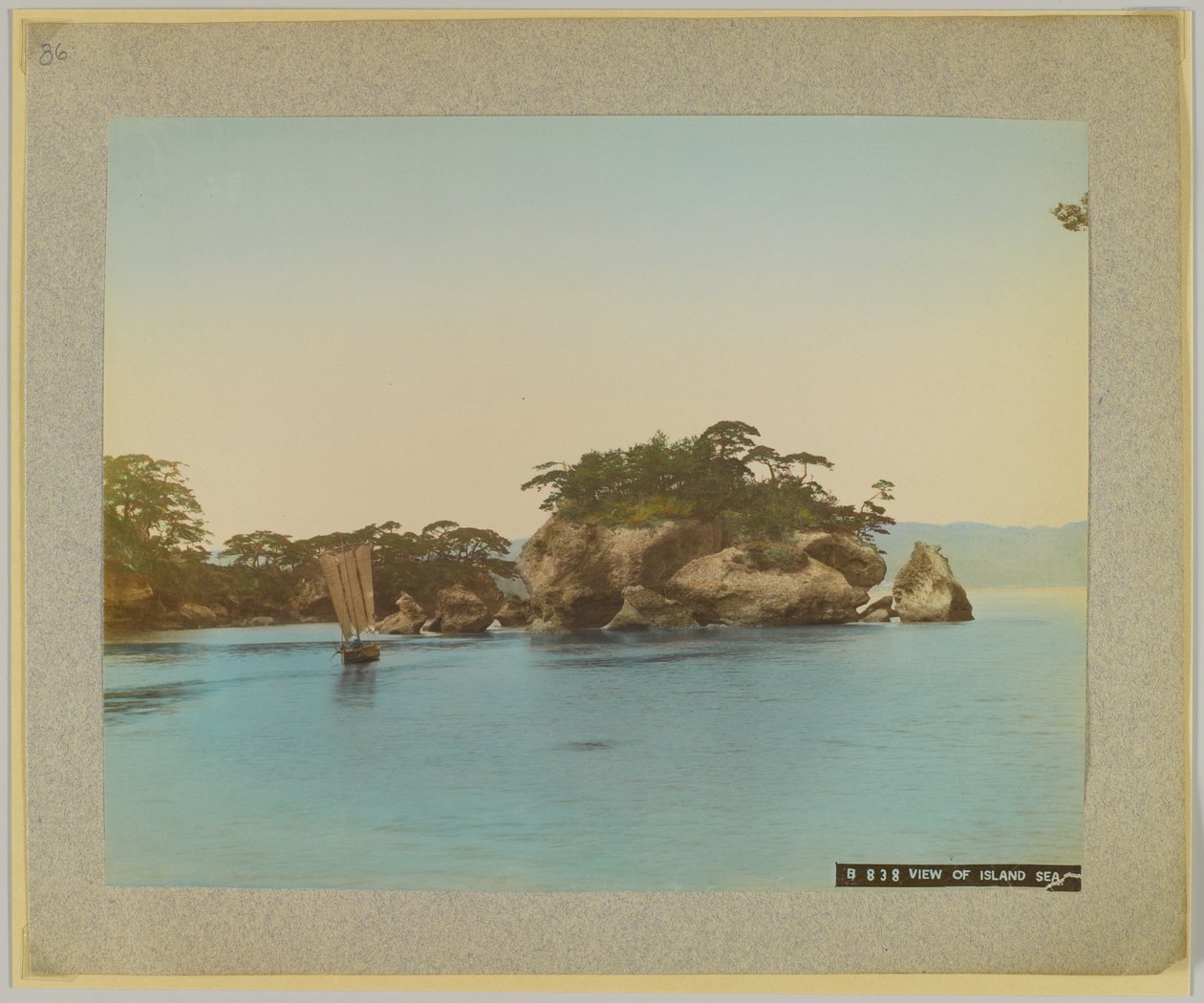 Pohled na ostrovy, Japonsko (ručně kolorovaná černobílá fotografie) od Japanese Photographer