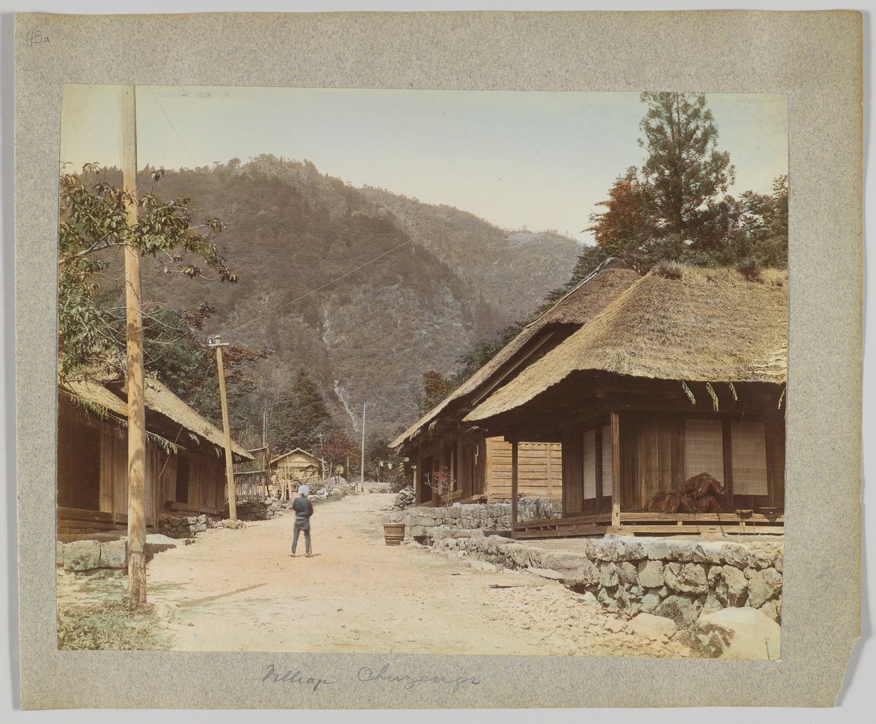 Vesnice Chuzenji, Nikko, Japonsko (ručně kolorovaná černobílá fotografie) od Japanese Photographer