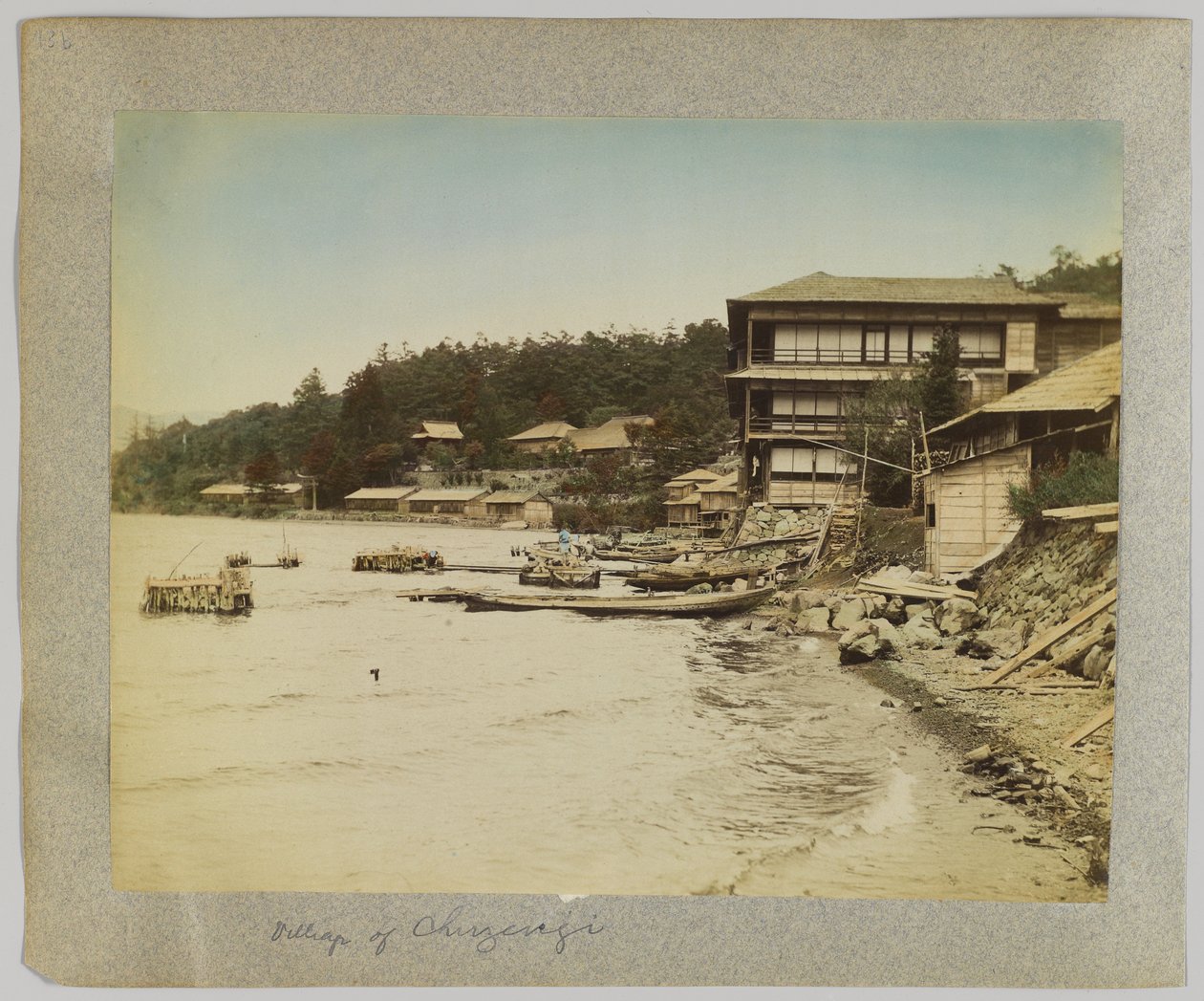 Vesnice Chuzenji, Nikko, Japonsko (ručně kolorovaná černobílá fotografie) od Japanese Photographer