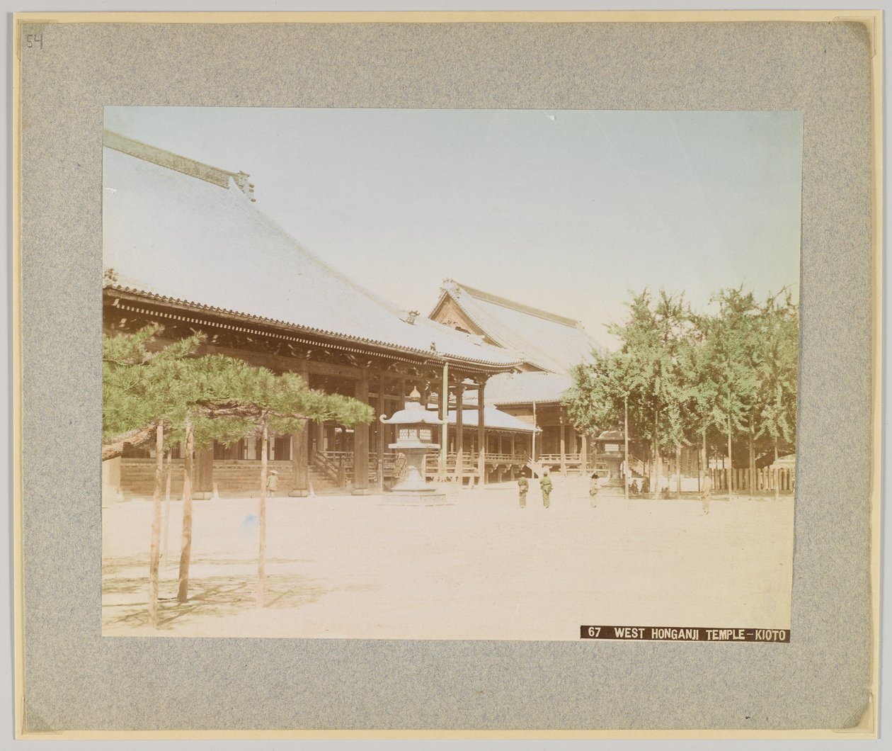Chrám West Honganji, Kyoto, Japonsko (ručně kolorovaná černobílá fotografie) od Japanese Photographer
