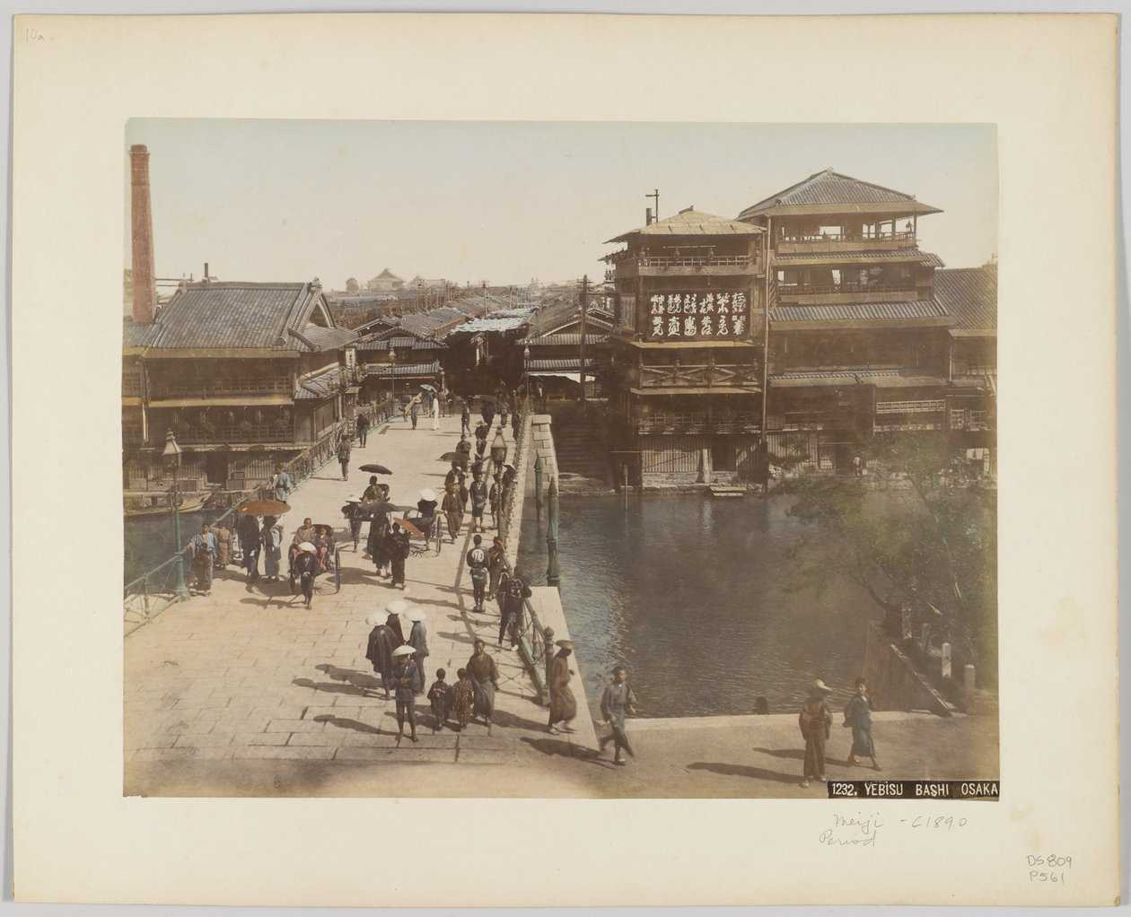 Yebisu Bashi, Osaka, Japonsko, kolem roku 1890 (ručně kolorovaná černobílá fotografie) od Japanese Photographer