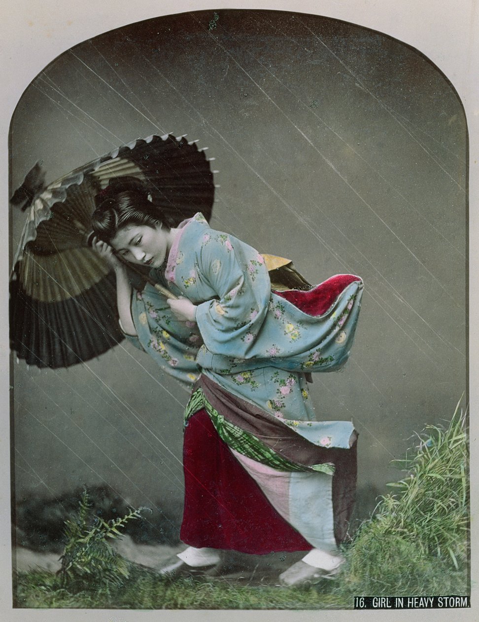 Mladá japonská dívka v dešti, cca 1900 (ručně kolorovaná fotografie) od Japanese Photographer