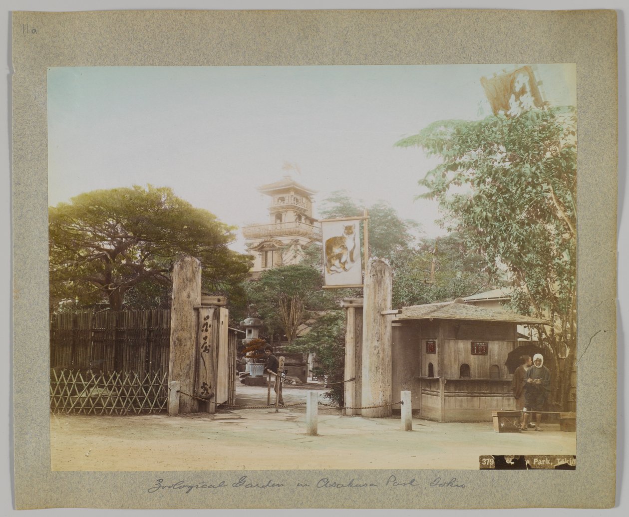 Zoologická zahrada v parku Asakusa, Tokio, Japonsko (ručně kolorovaná černobílá fotografie) od Japanese Photographer