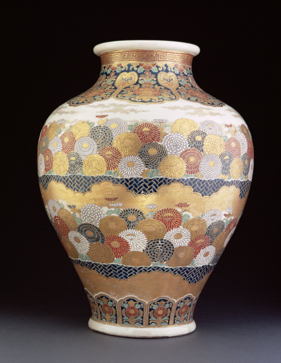 Váza Satsuma malovaná chryzantémami, konec 19. století (hliněné nádobí se smaltem) od Japanese School