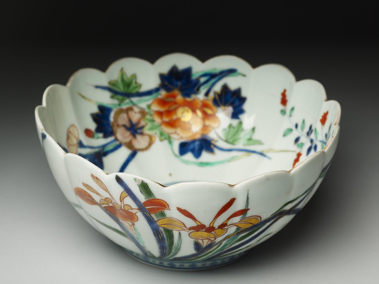 Mísa s rýhovanými stranami a vroubkovaným okrajem, ko-Imari ware, cca 1770-20 (hliněné nádobí s modrým podglazurním a přeglazovaným smaltem) od Japanese School