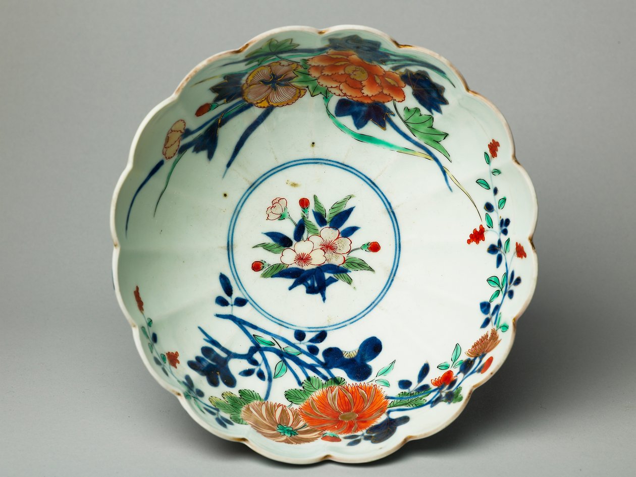 Mísa s rýhovanými boky a vroubkovaným okrajem, ko-imari, cca 1770-20 (keramika s modrou podglazurou a glazurou) (viz také 117721) od Japanese School