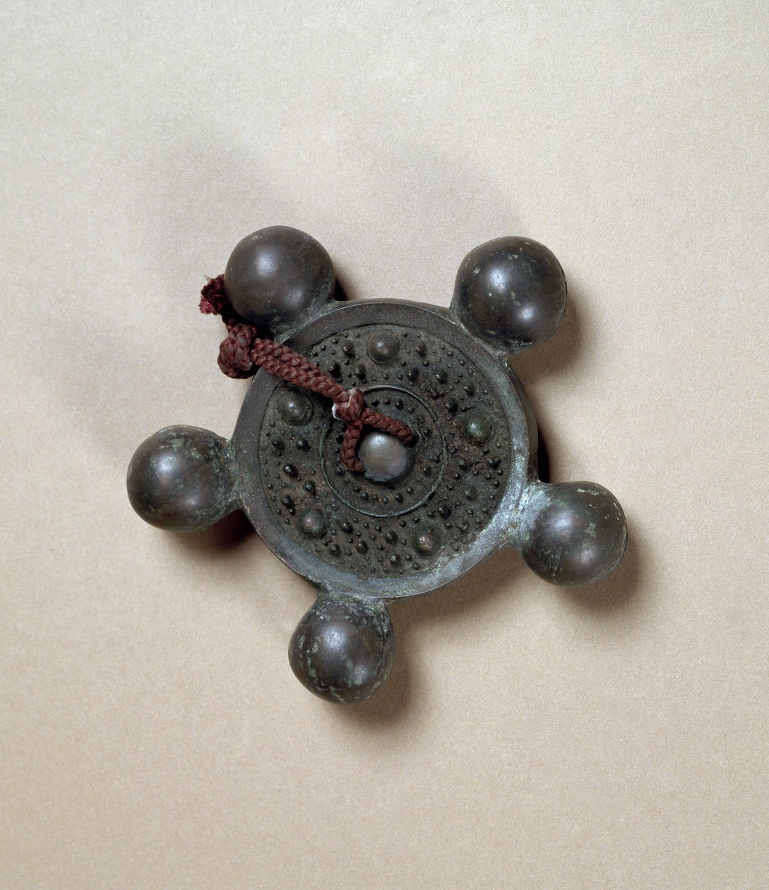 Bronzové zrcadlo s pěti malými koulemi, období Kofun (250-538) od Japanese School