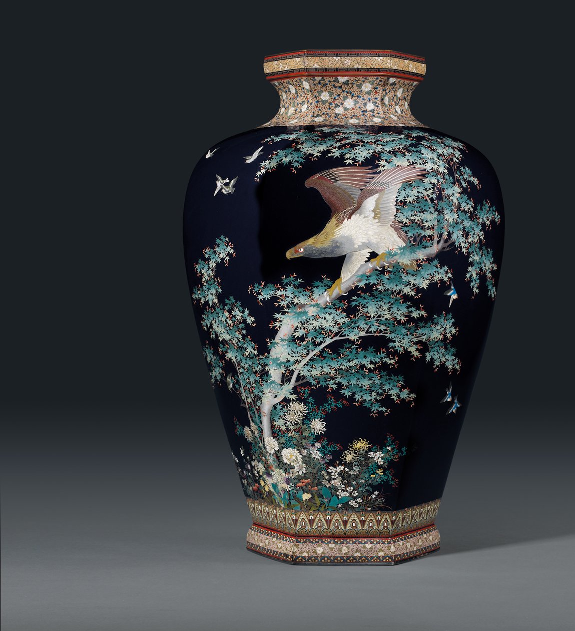 Váza Cloisonne, značka dílny Hayashi Chuzo, období Meidži, konec 19. století od Japanese School