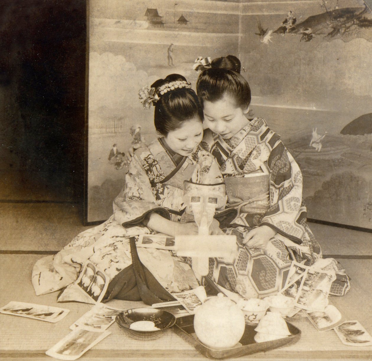 Japonské dívky používající stereoskopický prohlížeč se stereografickými kartami, 1899 od Japanese School
