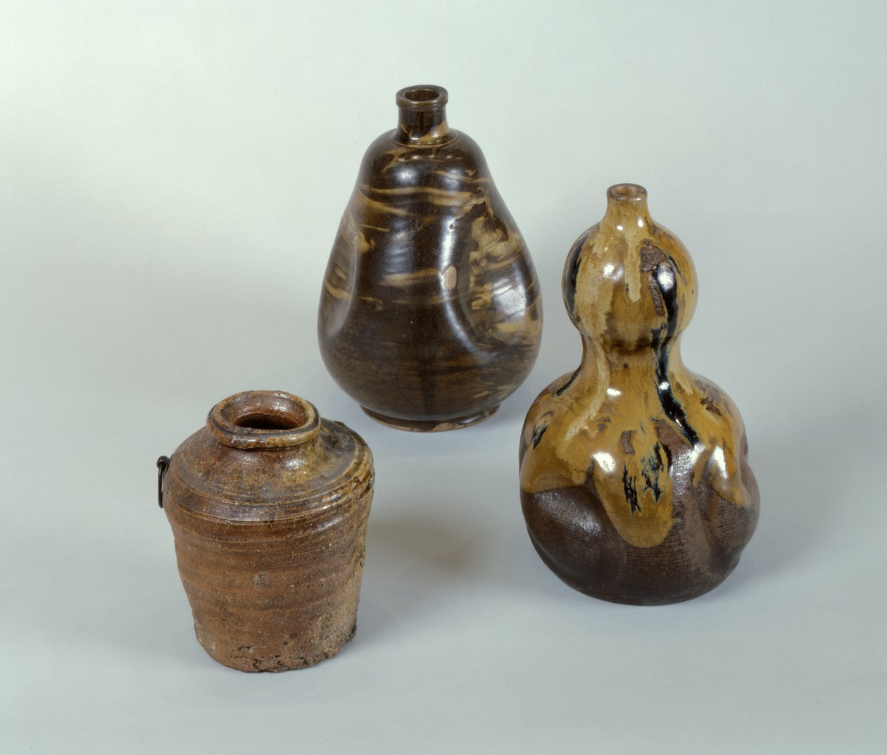 Sklenice, láhev na saké a keramická tykev (porcelán, keramika, bronz a smalt) od Japanese School