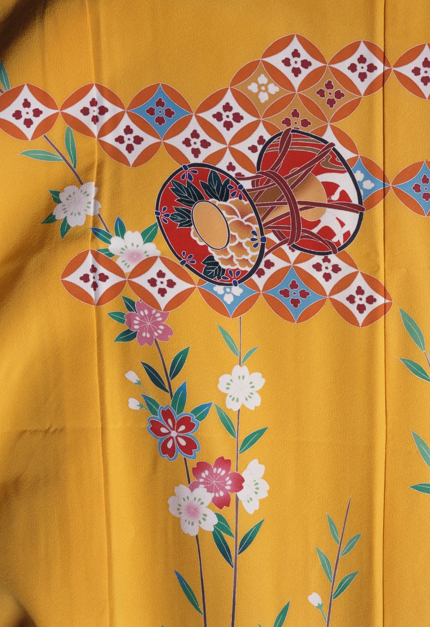 Kimono dívka (7 let) podobná jako u dospělých žen na svátek Shichi-Go-San, když jdou s rodinou do šintoistické svatyně, hedvábí, květinové motivy, třešňové květy, buben Taiko, detail, textilie Tokamachi, japonská civilizace, 20. století od Japanese School