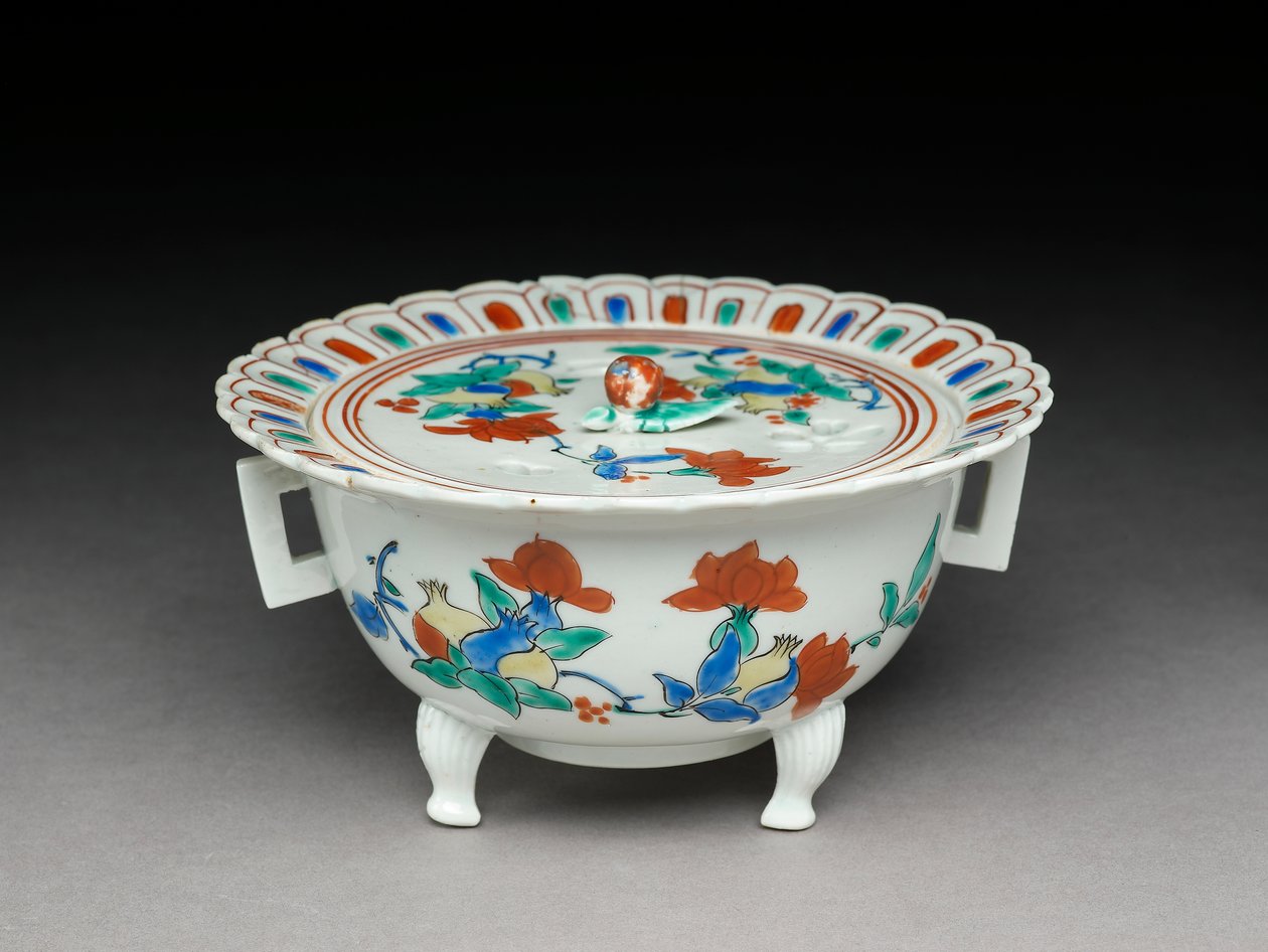 Koro mísa s plochým víkem, zboží související s Kakiemonem, 1680-1700 (hliněné nádobí se smaltovanou polevou) od Japanese School