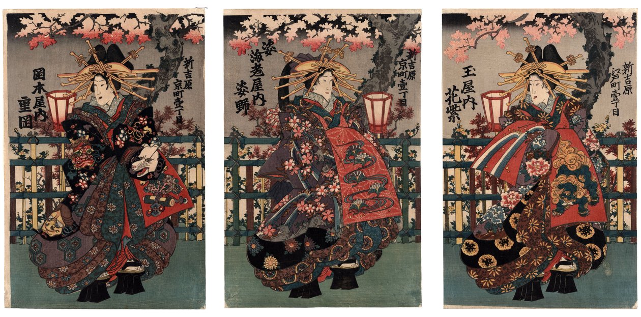 La courtisane Shigeoka de Okamoto-ya; La courtisane Sugatano de Sugataebi-ya; La courtisane Hanamurasaki de Tama-ya -- Kurtizáni Shigeoka, Sugatano a Hanamurasaki. Triptych. Ze série Krásy Yoshiwary --Anonymní --1848 a mezi 1 od Japanese School
