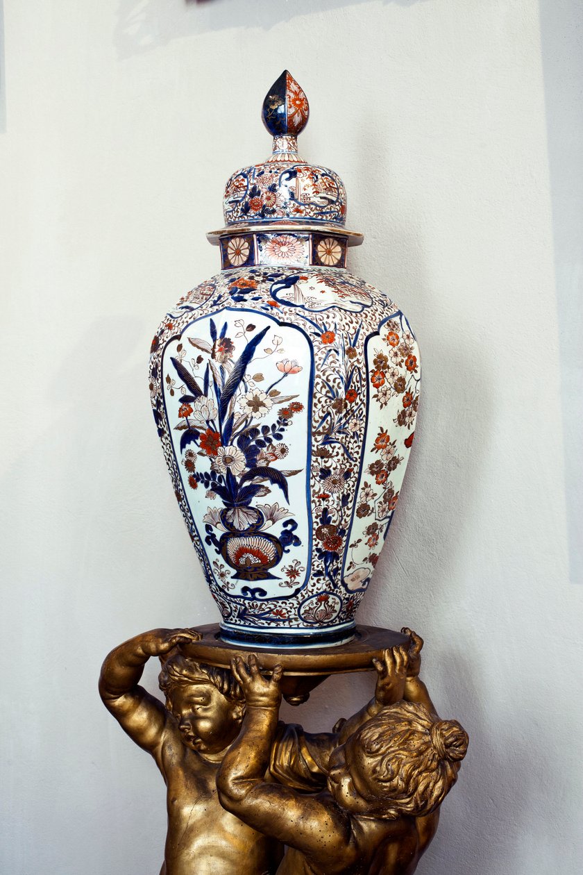 Velká japonská váza s víkem z období Edo, éry Genroku. 1688-1703. Byty Maria Brignole Sale (Brignole-Sale) De Ferrari, vévodkyně de Galliera (1811-1888), nábytek pochází z hotelu Matignon, jeho pařížské rezidence. Palazzo Rosso, gen od Japanese School