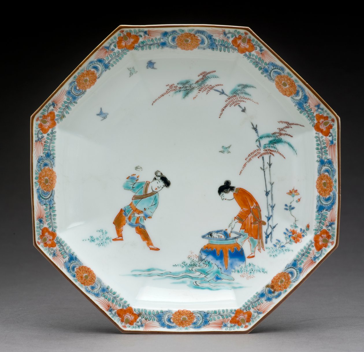 Osmihranná mísa s výjevem znázorňujícím varnou desku v příběhu studny, Kakiemon ware, cca 1700 (hliněné nádobí s přeglazovanými emaily) od Japanese School
