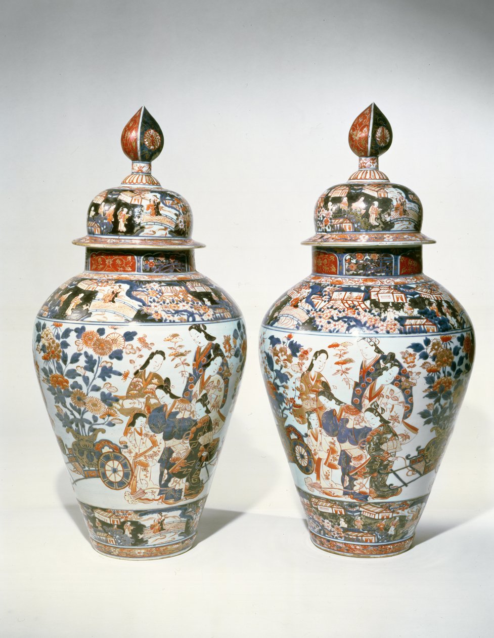 Pár balusterových váz a krytů Imari (keramické) od Japanese School