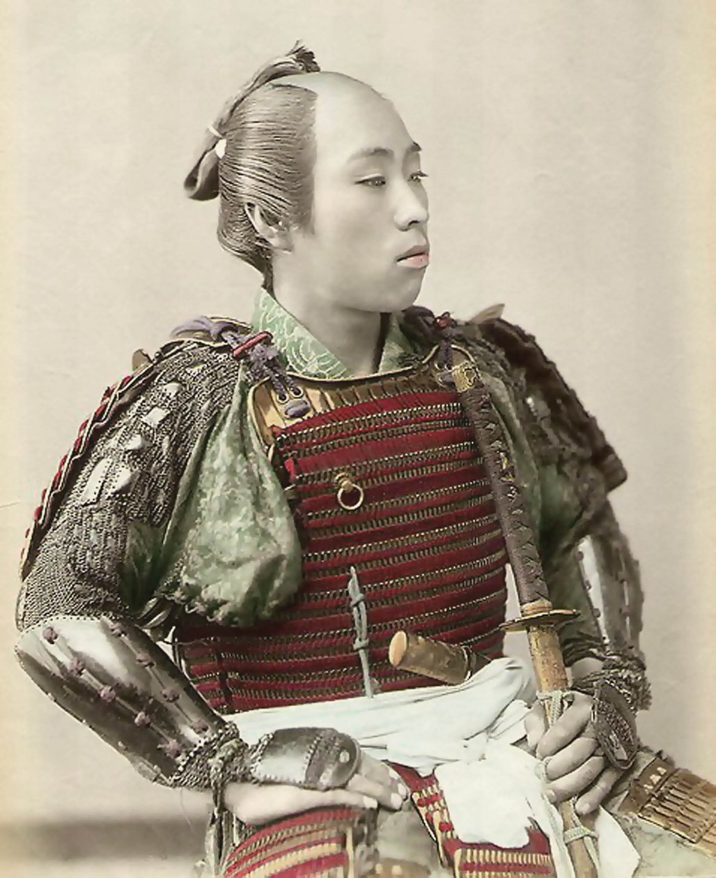 Portrét samuraje ze starého Japonska vyzbrojeného celotělovou zbrojí, 1890 (ručně kolorovaná fotoalba) od Japanese School