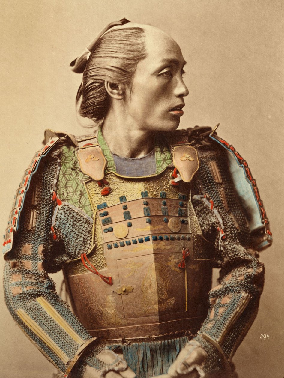 Portrét samuraje ze starého Japonska vyzbrojeného celotělovou zbrojí, 1890 od Japanese School