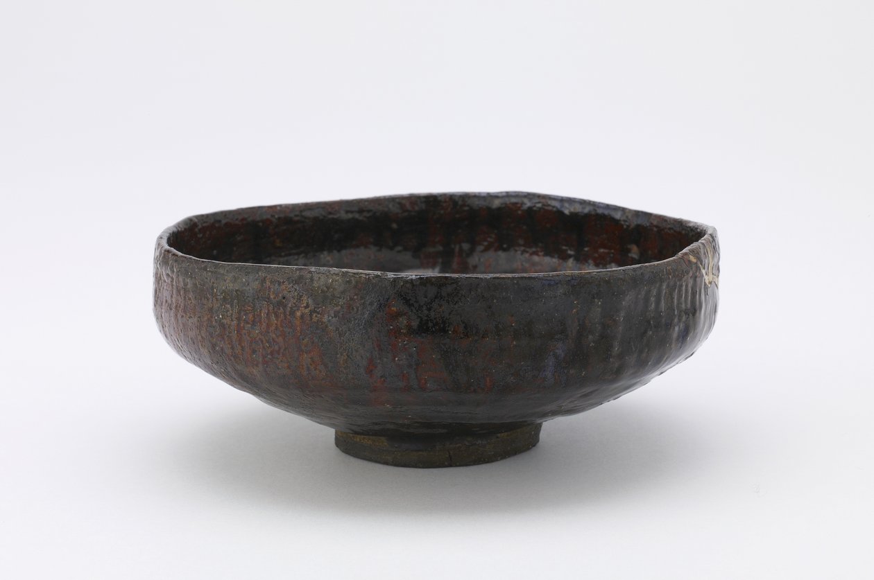 Mělká čajová mísa, Kanazawa, prefektura Ishikawa, období Edo, 18.-19. století (hlína typu raku s červeným skluzem pod čirou olovnatou glazurou) od Japanese School