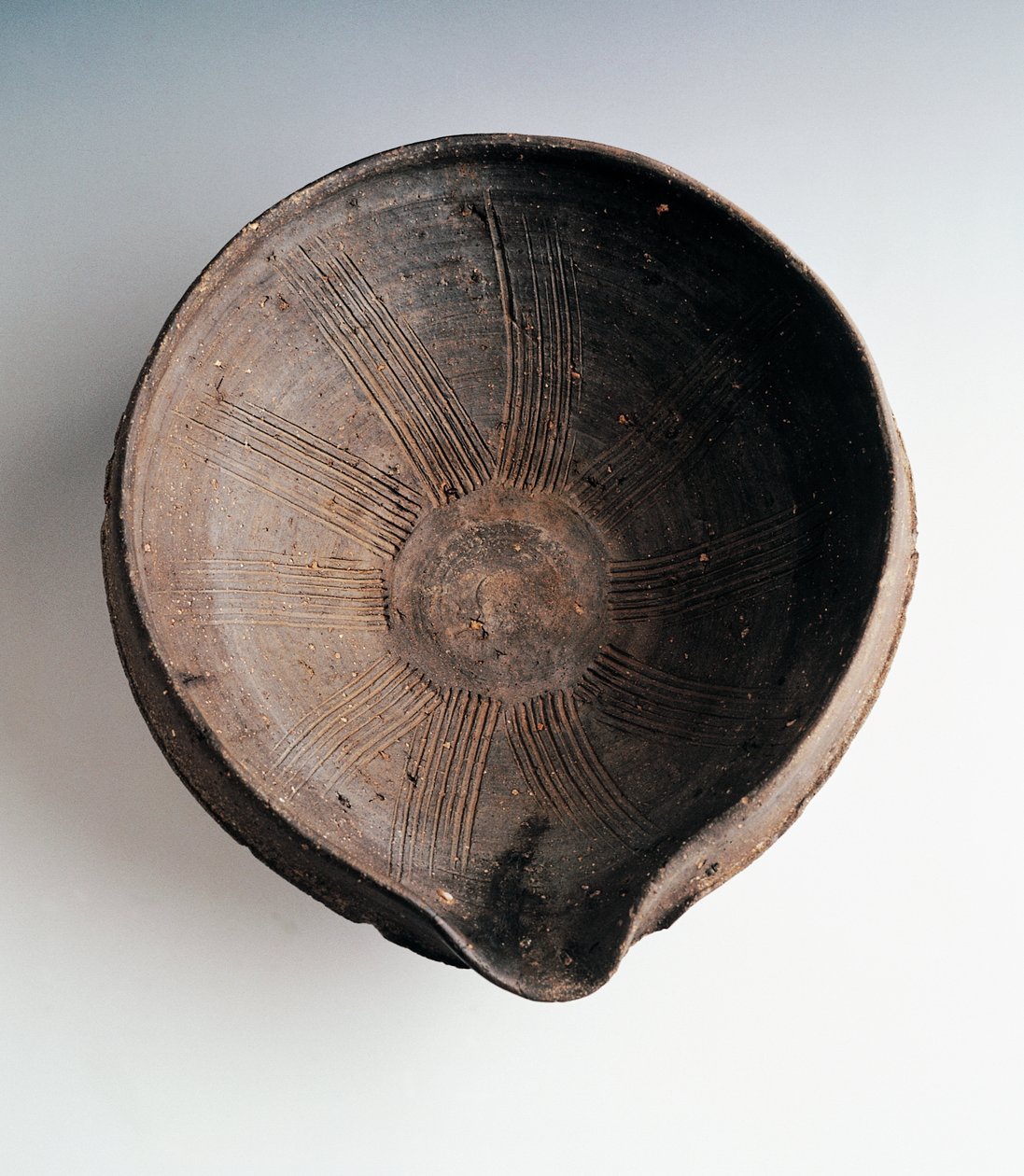 Kameninová kuchyňská mísa na mletí a míchání potravin (Suribachi), vyrobeno v Bizenu, výška 11,5 cm a průměr 33,5 cm, japonská civilizace, období Momoyama od Japanese School