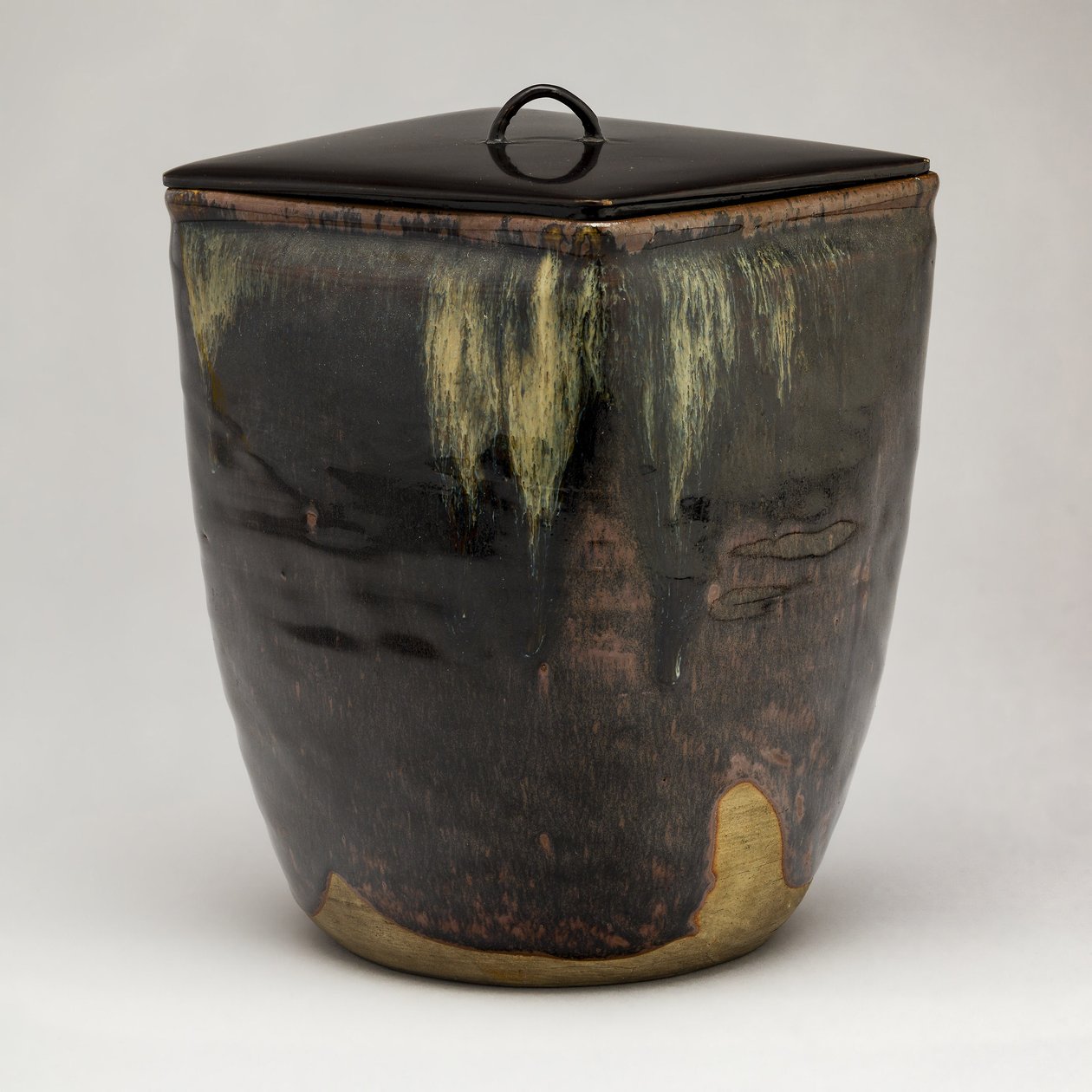 Takatori-Ware Water Jar (Mizusashi) (glazovaná kamenina s lakovaným víčkem) od Japanese School