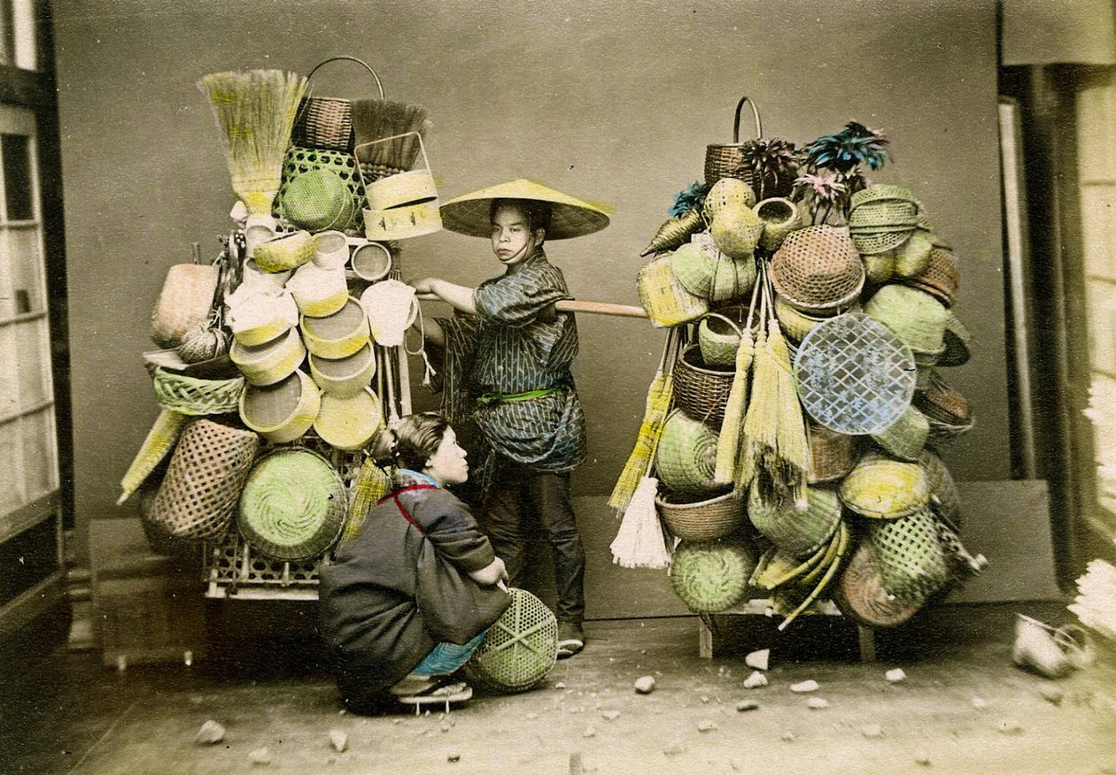 Prodejce košíků, kolem roku 1888 (ručně kolorovaná albuminová fotografie) od Japanese School
