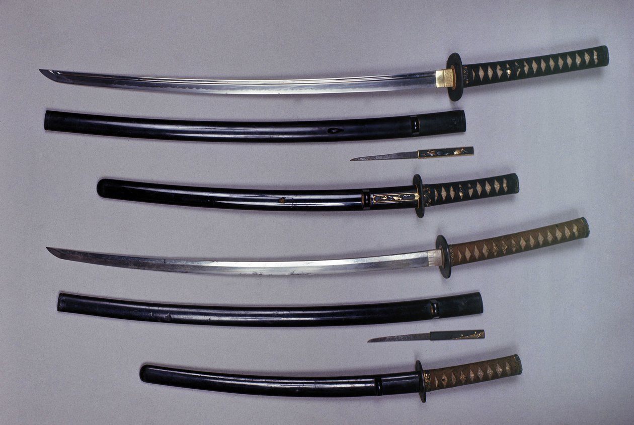 Nahoře: katana, japonský meč a jeho pochva, wakizashi, japonský krátký meč v pochvě, malá dýka Kokatawa je uložena ve stejné pochvě. všechny tři jsou z 18. století. spodní jsou ze 17. století. od Japanese School