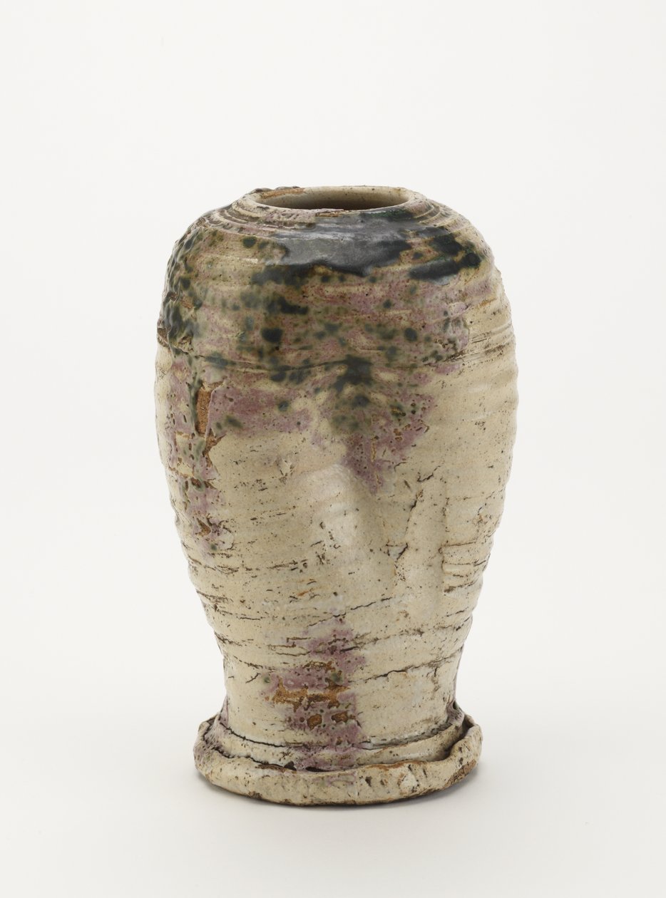 Váza ve stylu Oribe, pravděpodobně Seto ware 1800-80 (kamenina s živcovou glazurou a měděně zelenou glazurou (částečně špatně vypálená do červena)) od Japanese School