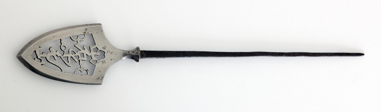 Yanone (hrot šípu) plochého typu (hirane), s děrovaným vzorem znaků označujících horu, kámen a vodu (ocel) od Japanese School
