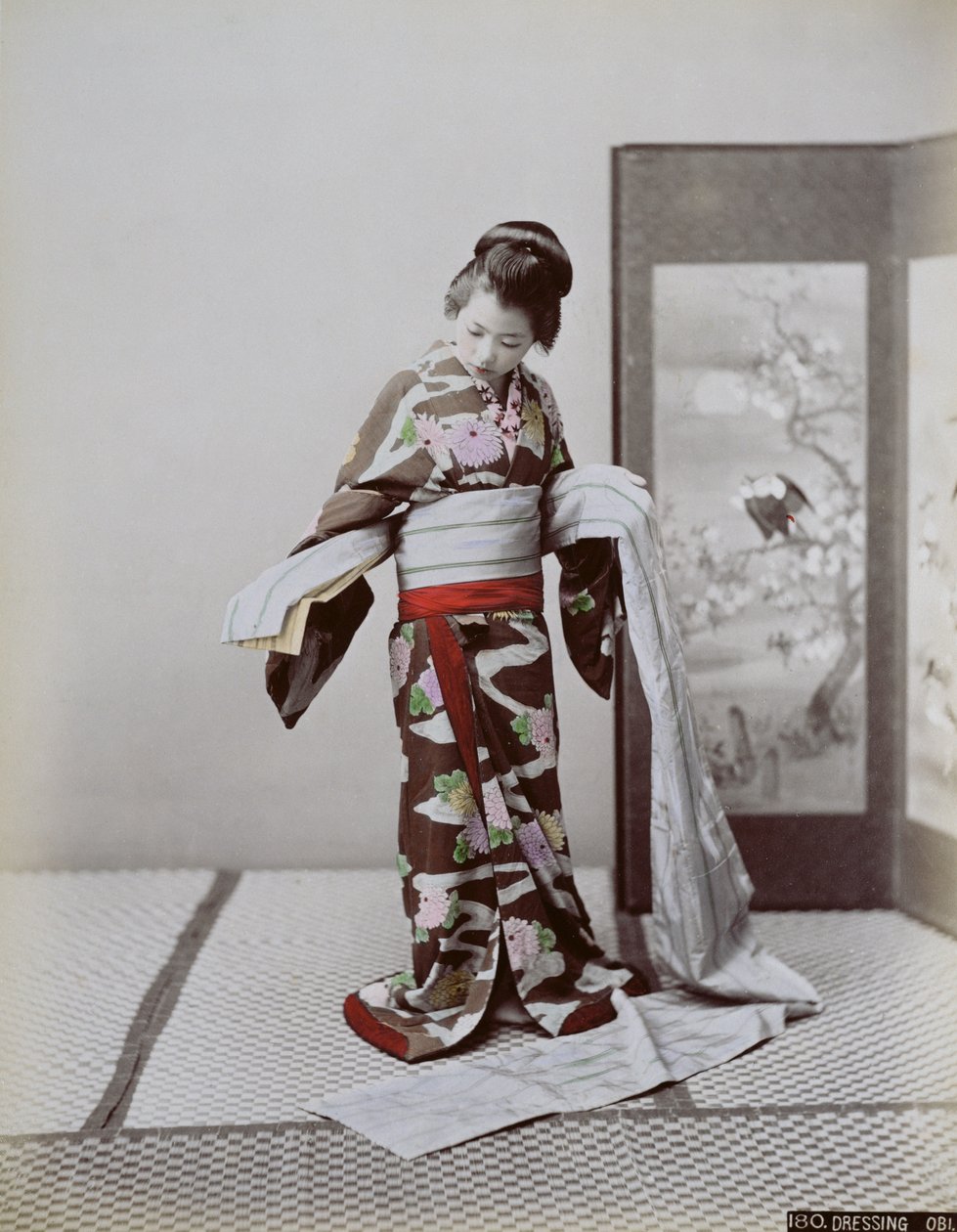 Oblékání mladých japonských dívek, konec 19. století (ručně kolorovaná fotografie) od Japanese School