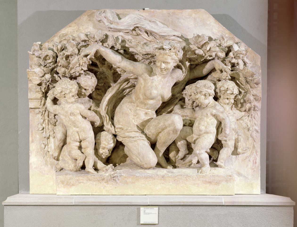 Triumph of Flora, reliéf převzatý z fasády pavilonu Flora paláce Louvre, 1866 (omítka) od Jean Baptiste Carpeaux