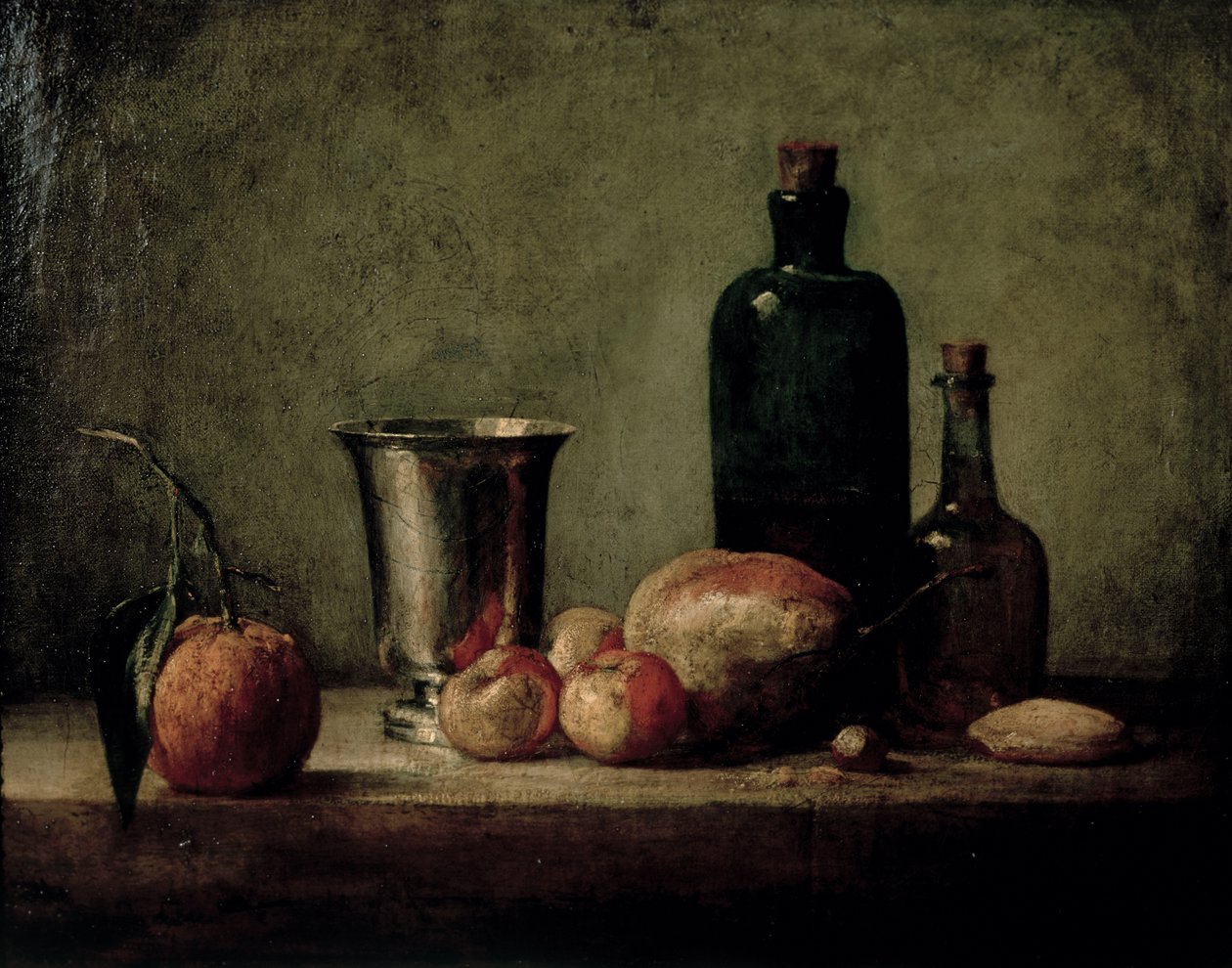 Zátiší se stříbrnou kádinkou, ovocem a lahvemi na stole od Jean Baptiste Simeon Chardin