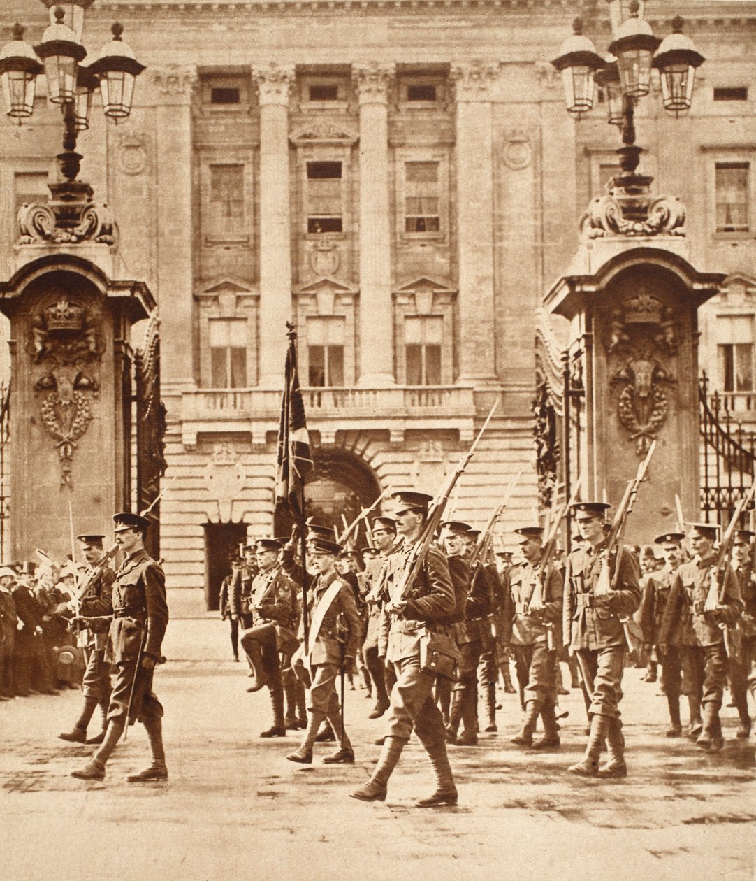 King Edward VIII Carrying the Color v Buckinghamském paláci, když byl pověřen u granátnických gard, 1914 od Jean Gaspard Lavater